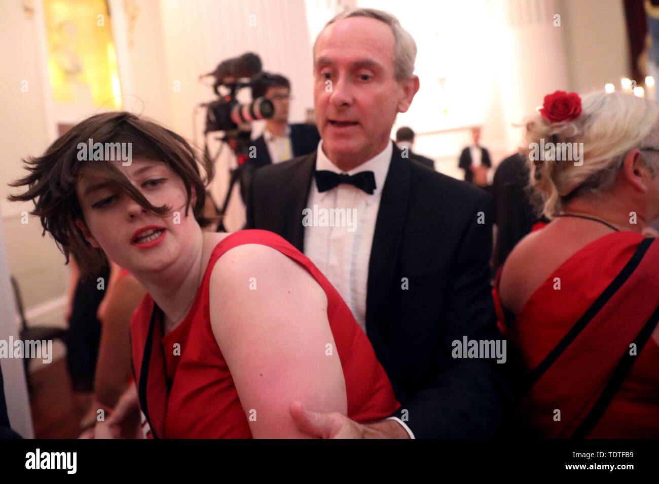 Ein Klimawandel Aktivist von Greenpeace, die schatzkanzler Philip Hammond unterbrochen, eine Rede bei der jährlichen Bankiers und Kaufleute Abendessen im Mansion House in London. Stockfoto