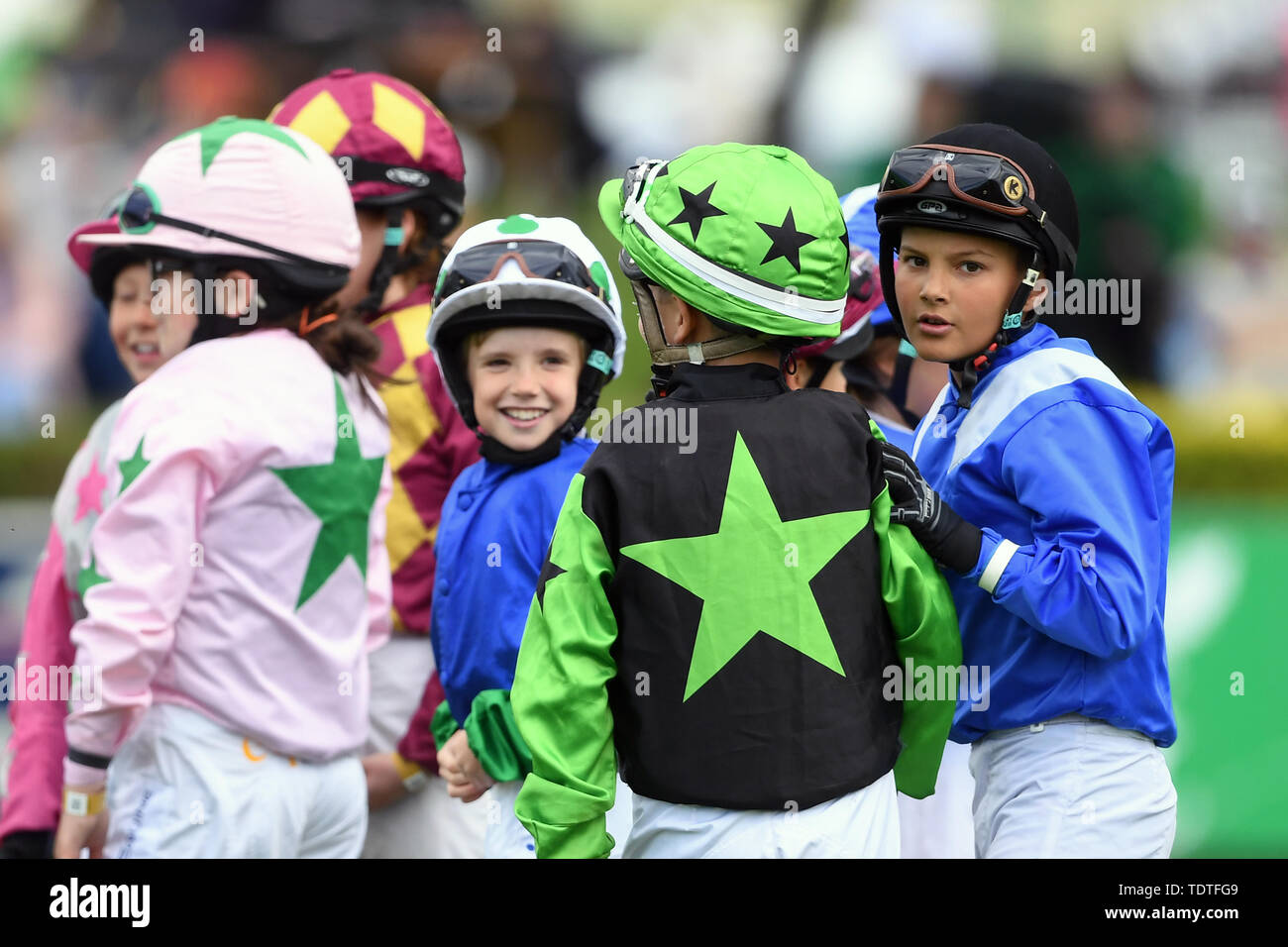 Zak Kent (rechts) und anderen Jockeys vor dem Shetland Pony Grand National während der lincolnshire Lincolnshire Show 2019 auf dem Ausstellungsgelände. Stockfoto