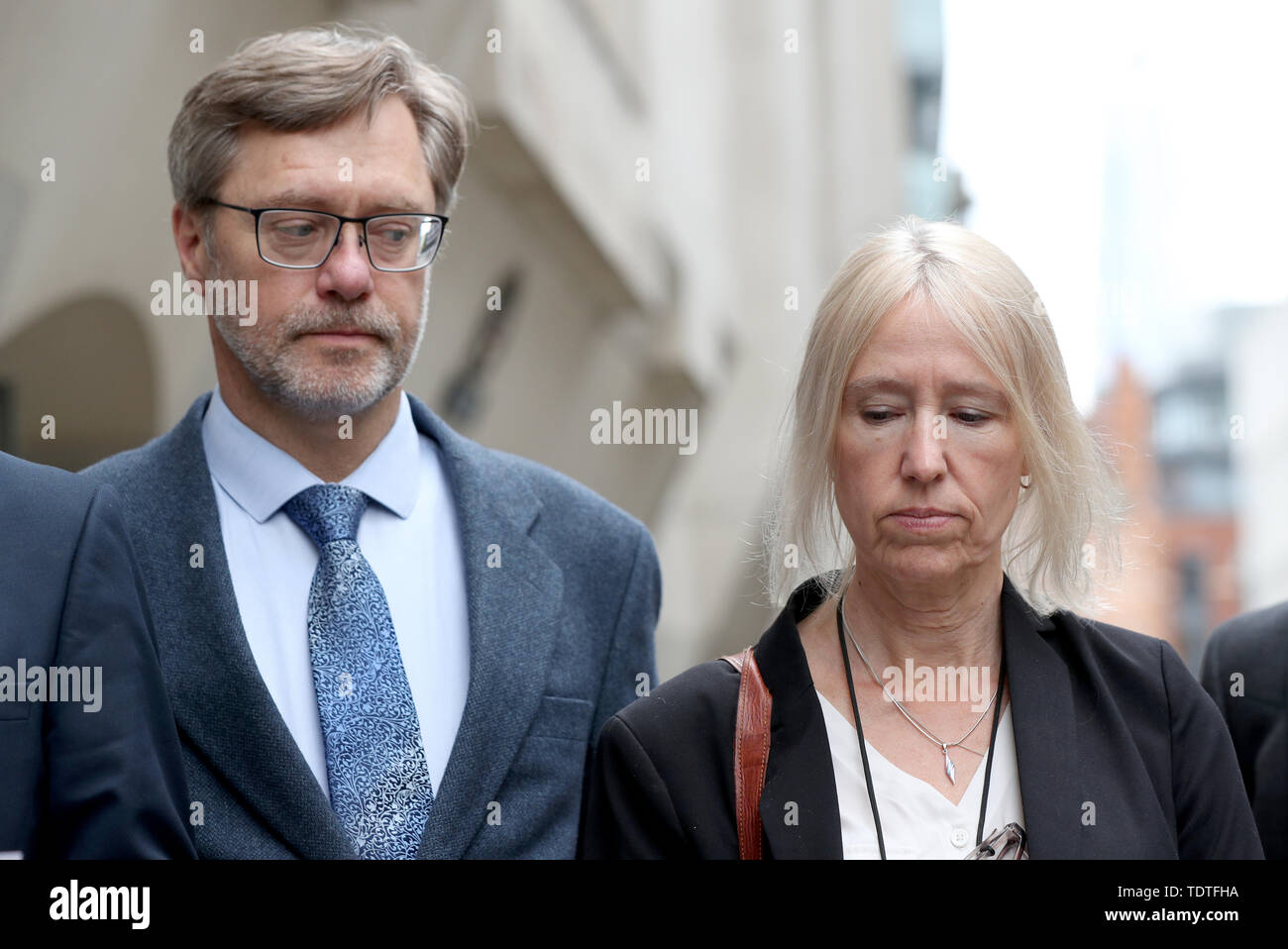 John Letts und Sally Lane, die Eltern eines muslimischen Konvertieren betitelt Jihadi Jack, sprechen außerhalb des Old Bailey in London, wo Sie Gefängnis durch zu einer Gefängnisstrafe von 15 Monaten, von 12 Monaten auf Bewährung verurteilt werden verschont wurden, nach der Finanzierung des Terrorismus, indem sie ihrem Sohn Geld in Syrien verurteilt. Stockfoto