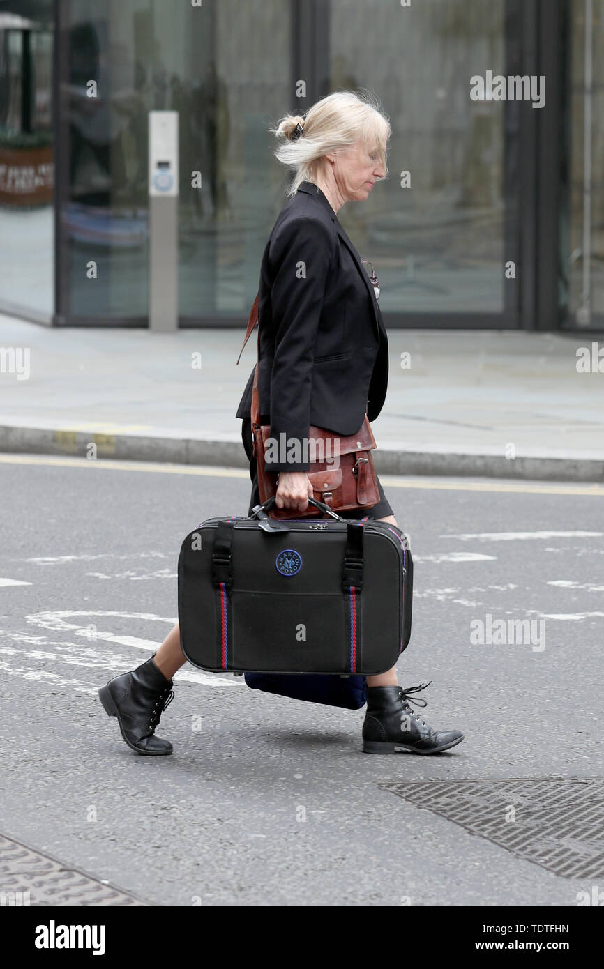 Sally Lane, die Mutter eines muslimischen betitelt Jihadi Jack konvertieren, verlässt die Old Bailey in London, wo sie und ihr Mann, Jack Letten, Gefängnis, indem sie zu einer Gefängnisstrafe von 15 Monaten, von 12 Monaten auf Bewährung verurteilt werden verschont wurden, nach der Finanzierung des Terrorismus, indem sie ihrem Sohn Geld in Syrien verurteilt. Stockfoto