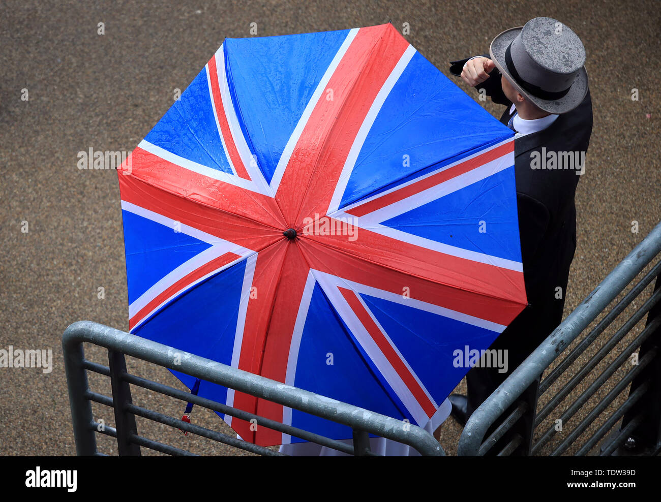 Racegoers Schutz vor dem Wetter unter Regenschirmen in Tag zwei des Royal Ascot Hotel in Ascot Pferderennbahn. Stockfoto