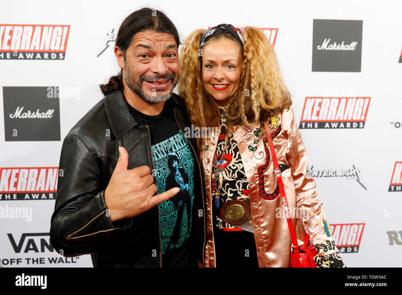 Metallica Robert Trujillo mit Chloe Trujillo an der Kerrang! Auszeichnungen im Islington Town Hall, London. Stockfoto