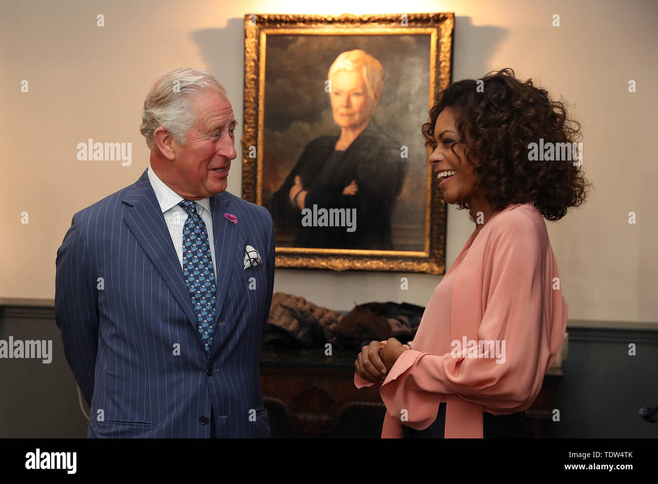 IVER HEATH, ENGLAND - 20. Juni: Prinz Charles, Prinz von Wales mit Schauspielerin Naomi Harris bei einem Besuch der James Bond an der Pinewood Studios am 20. Juni 2019 in Iver Heath, England. HRH ist die königliche Schirmherr des British Film Institute und die Geheimdienste. (Foto von Chris Jackson/Getty Images) Stockfoto