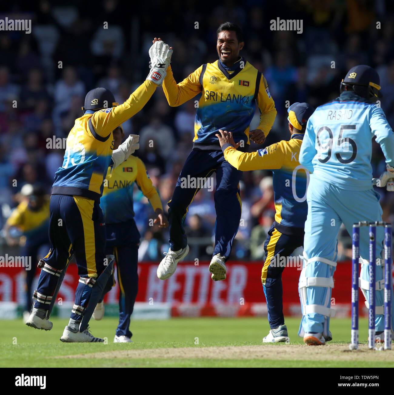 Sri Lanka's Dhananjaya de Silva (Mitte) feiert die wicket von Englands Adil Rashid während der ICC Cricket World Cup Gruppenphase Spiel in Leeds. Stockfoto