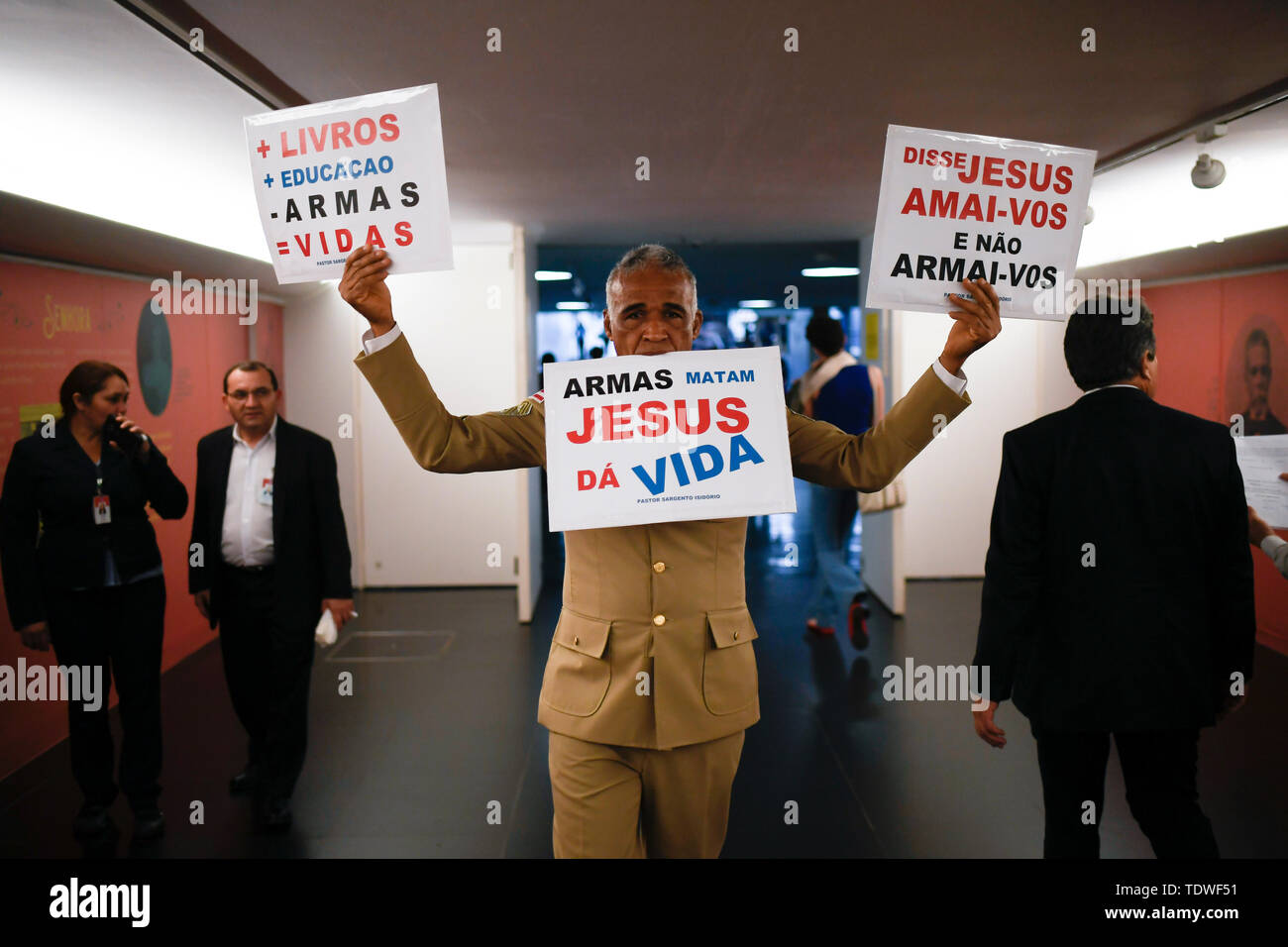 Brasilia, Brasilien. Juni, 2019 18. DF-Brasilia - 06/18/2019 - CCJ, der Aufständischen camara Onxy Lorenzoni - Pastor Sergeant Isidorio (AVAMTE-BA), in der die Messe, 18. Juni, und uns auf den Fluren der Camara mit Plakaten gegen Dekret der Arme von Präsident Jair Bolsonaro (PSL). Bild: Mateus Bonomi/AGIF AGIF/Alamy Credit: Live-Nachrichten bearbeitet gesehen Stockfoto