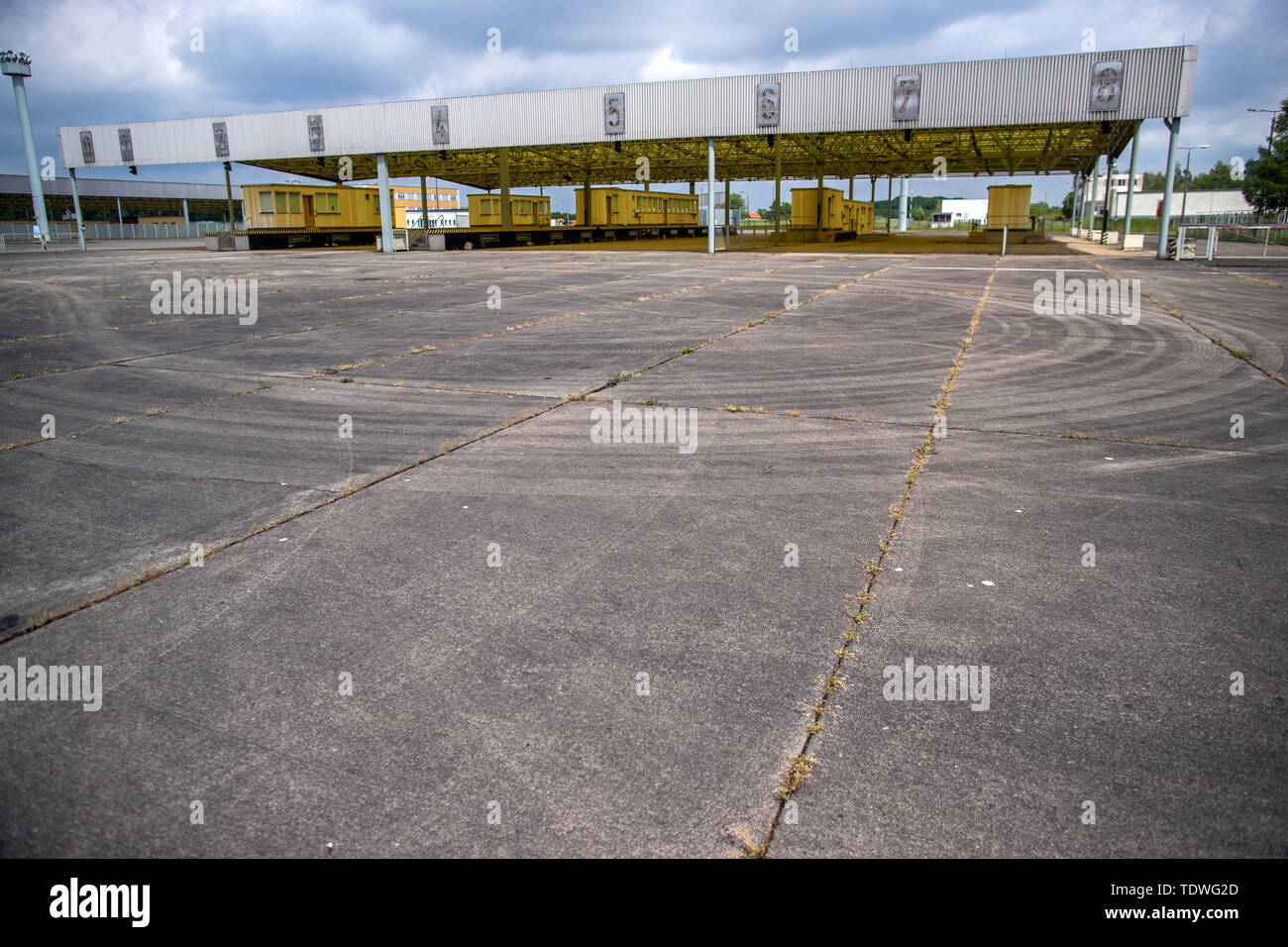 Marienborn, Deutschland. 31. Mai, 2019. Wachtürme, Beobachtung Brücken und Kontrollpunkte gehören zur deutschen Teilung Gedenkstätte Marienborn. Die ehemaligen Grenzübergang war die größte und wichtigste Checkpoint an der innerdeutschen Grenze und war vor allem für den Transitverkehr nach West Berlin. 1974 eröffnet und umfasst 10.000 Quadratmeter, die abgedeckten Prüfpunkte des ehemaligen LKW-, PKW-, Veterinär- und Zollbehörden Checkpoints sind jetzt Teil der Gedenkstätte. Credit: Jens Büttner/dpa-Zentralbild/ZB/dpa/Alamy leben Nachrichten Stockfoto