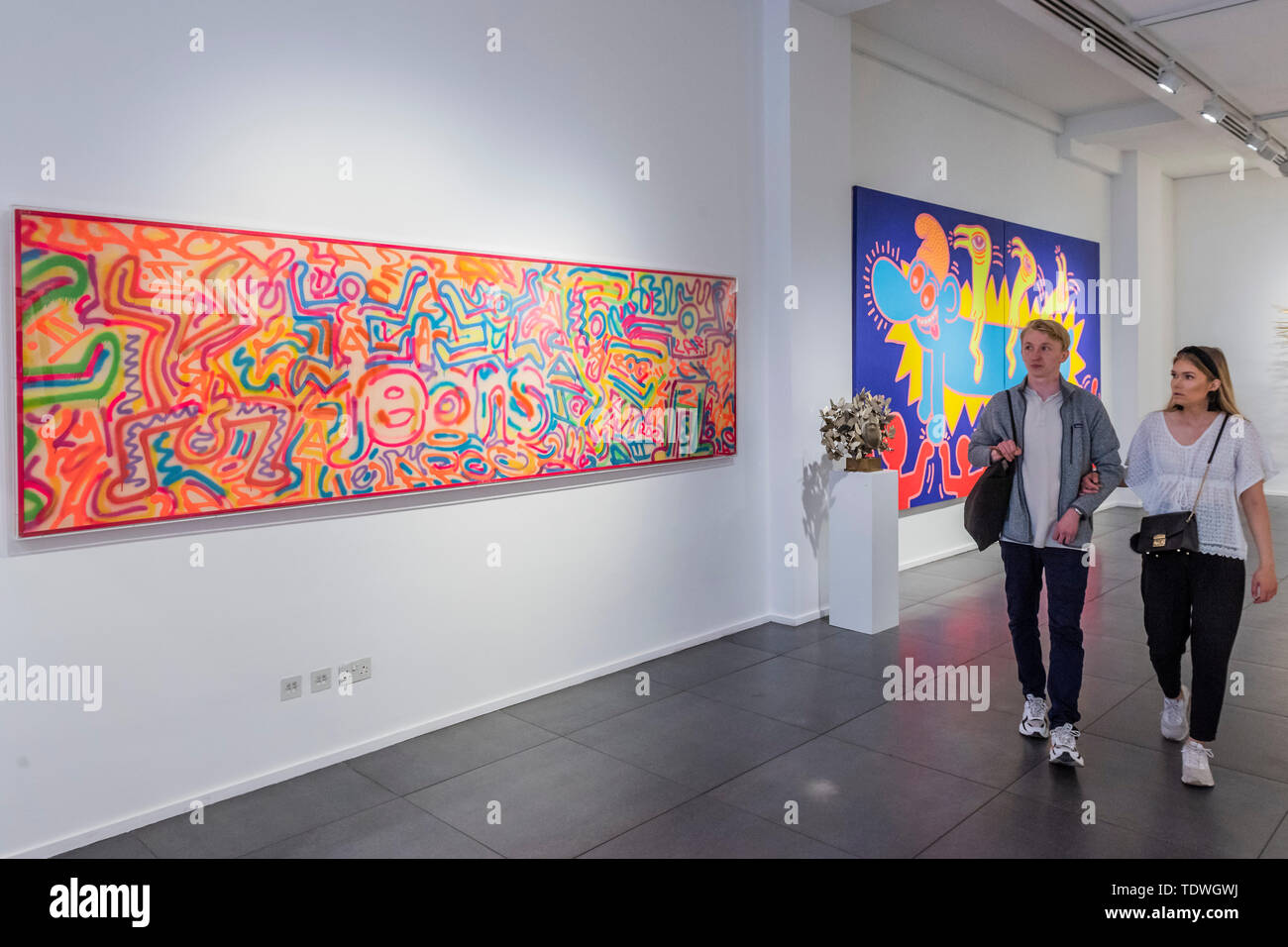 London, Großbritannien. 19. Jun 2019. Keith Haring & LA II, Untitled, 1984 - Oper Galerie markiert sein 25-jähriges Jubiläum mit einer neuen Ausstellung mit dem Titel American Icons - eine Interpretation der 80er Jahre New York Street Kultur, mit gemischten Medien Werke des 20. Jahrhunderts Künstler wie Keith Haring, Jean-Michel Basquiat, Andy Warhol und Alexander Calder. Die Kunstwerke, die in dieser Ausstellung spiegeln eine Periode, die sahen eine wachsende Drogen Epidemie, die AIDS-Krise, der Kalte Krieg, die weit verbreitete Kapitalismus, Raum rennen neben der hohen Arbeitslosigkeit und steigende Ungleichheit. Credit: Guy Bell/Alamy leben Nachrichten Stockfoto