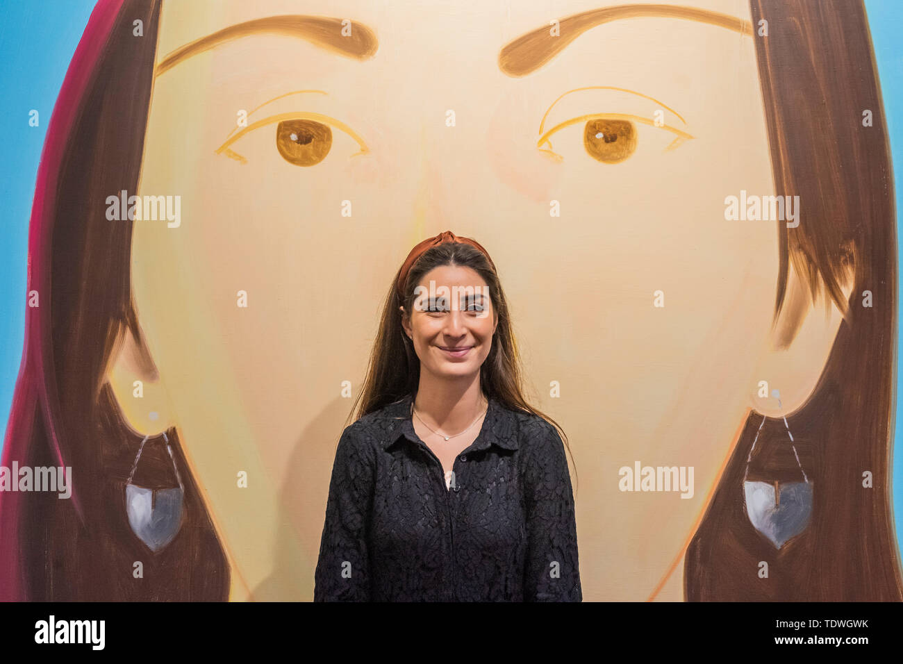 London, Großbritannien. 19. Jun 2019. Alex Catz, Corinne, 2006 - Oper Galerie markiert sein 25-jähriges Jubiläum mit einer neuen Ausstellung mit dem Titel American Icons - eine Interpretation der 80er Jahre New York Street Kultur, mit gemischten Medien Werke des 20. Jahrhunderts Künstler wie Keith Haring, Jean-Michel Basquiat, Andy Warhol und Alexander Calder. Die Kunstwerke, die in dieser Ausstellung spiegeln eine Periode, die sahen eine wachsende Drogen Epidemie, die AIDS-Krise, der Kalte Krieg, die weit verbreitete Kapitalismus, Raum rennen neben der hohen Arbeitslosigkeit und steigende Ungleichheit. Credit: Guy Bell/Alamy leben Nachrichten Stockfoto