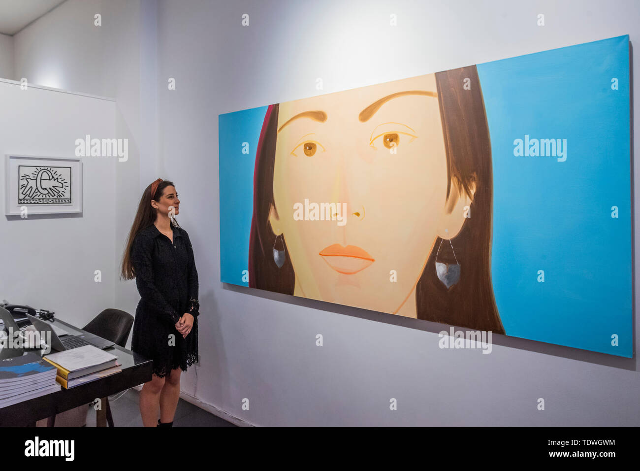 London, Großbritannien. 19. Jun 2019. Alex Catz, Corinne, 2006 - Oper Galerie markiert sein 25-jähriges Jubiläum mit einer neuen Ausstellung mit dem Titel American Icons - eine Interpretation der 80er Jahre New York Street Kultur, mit gemischten Medien Werke des 20. Jahrhunderts Künstler wie Keith Haring, Jean-Michel Basquiat, Andy Warhol und Alexander Calder. Die Kunstwerke, die in dieser Ausstellung spiegeln eine Periode, die sahen eine wachsende Drogen Epidemie, die AIDS-Krise, der Kalte Krieg, die weit verbreitete Kapitalismus, Raum rennen neben der hohen Arbeitslosigkeit und steigende Ungleichheit. Credit: Guy Bell/Alamy leben Nachrichten Stockfoto