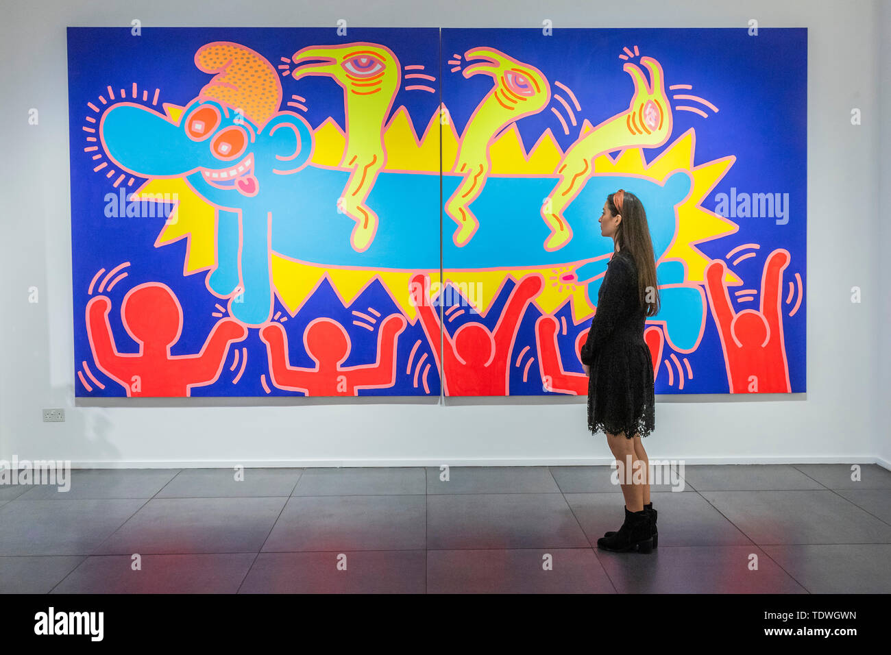 London, Großbritannien. 19. Jun 2019. Keith Haring (1958 - 1990), Untitled, 1984 - Oper Galerie markiert sein 25-jähriges Jubiläum mit einer neuen Ausstellung mit dem Titel American Icons - eine Interpretation der 80er Jahre New York Street Kultur, mit gemischten Medien Werke des 20. Jahrhunderts Künstler wie Keith Haring, Jean-Michel Basquiat, Andy Warhol und Alexander Calder. Die Kunstwerke, die in dieser Ausstellung spiegeln eine Periode, die sahen eine wachsende Drogen Epidemie, die AIDS-Krise, der Kalte Krieg, die weit verbreitete Kapitalismus, Raum rennen neben der hohen Arbeitslosigkeit und steigende Ungleichheit. Credit: Guy Bell/Alamy leben Nachrichten Stockfoto