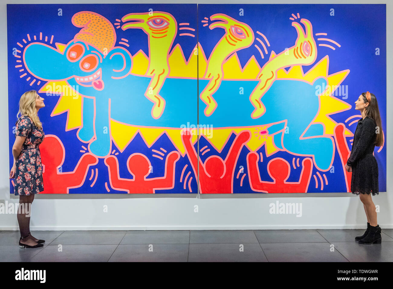 London, Großbritannien. 19. Jun 2019. Keith Haring (1958 - 1990), Untitled, 1984 - Oper Galerie markiert sein 25-jähriges Jubiläum mit einer neuen Ausstellung mit dem Titel American Icons - eine Interpretation der 80er Jahre New York Street Kultur, mit gemischten Medien Werke des 20. Jahrhunderts Künstler wie Keith Haring, Jean-Michel Basquiat, Andy Warhol und Alexander Calder. Die Kunstwerke, die in dieser Ausstellung spiegeln eine Periode, die sahen eine wachsende Drogen Epidemie, die AIDS-Krise, der Kalte Krieg, die weit verbreitete Kapitalismus, Raum rennen neben der hohen Arbeitslosigkeit und steigende Ungleichheit. Credit: Guy Bell/Alamy leben Nachrichten Stockfoto