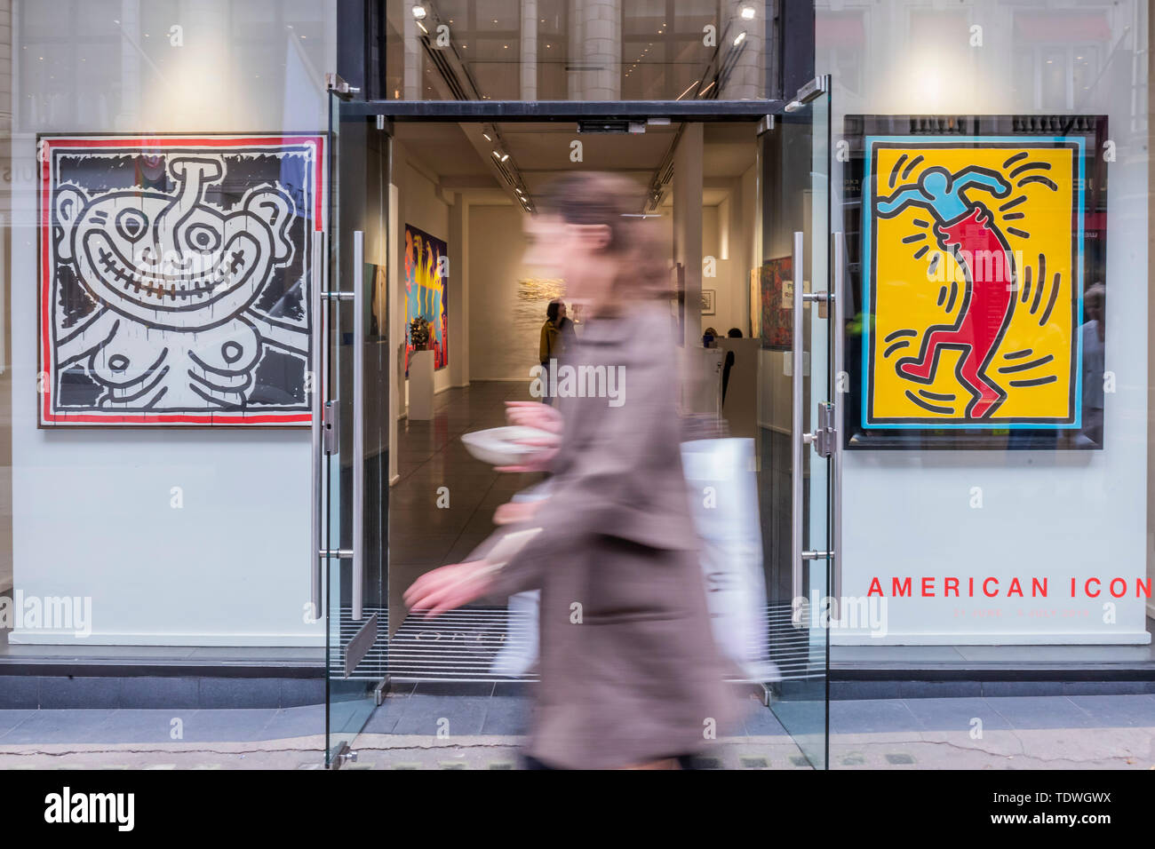 London, Großbritannien. 19. Jun 2019. Keith Haring (1958 - 1990), Untitled, 1985 und 1988 - Oper Galerie markiert sein 25-jähriges Jubiläum mit einer neuen Ausstellung mit dem Titel American Icons - eine Interpretation der 80er Jahre New York Street Kultur, mit gemischten Medien Werke des 20. Jahrhunderts Künstler wie Keith Haring, Jean-Michel Basquiat, Andy Warhol und Alexander Calder. Die Kunstwerke, die in dieser Ausstellung spiegeln eine Periode, die sahen eine wachsende Drogen Epidemie, die AIDS-Krise, der Kalte Krieg, die weit verbreitete Kapitalismus, Raum rennen neben der hohen Arbeitslosigkeit und steigende Ungleichheit. Credit: Guy Bell/Alamy leben Nachrichten Stockfoto