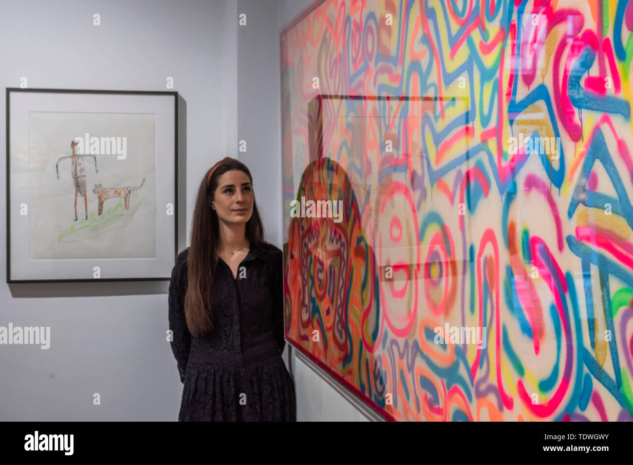 London, Großbritannien. 19. Jun 2019. Keith Haring & LA II, Untitled, 1984 - Oper Galerie markiert sein 25-jähriges Jubiläum mit einer neuen Ausstellung mit dem Titel American Icons - eine Interpretation der 80er Jahre New York Street Kultur, mit gemischten Medien Werke des 20. Jahrhunderts Künstler wie Keith Haring, Jean-Michel Basquiat, Andy Warhol und Alexander Calder. Die Kunstwerke, die in dieser Ausstellung spiegeln eine Periode, die sahen eine wachsende Drogen Epidemie, die AIDS-Krise, der Kalte Krieg, die weit verbreitete Kapitalismus, Raum rennen neben der hohen Arbeitslosigkeit und steigende Ungleichheit. Credit: Guy Bell/Alamy leben Nachrichten Stockfoto