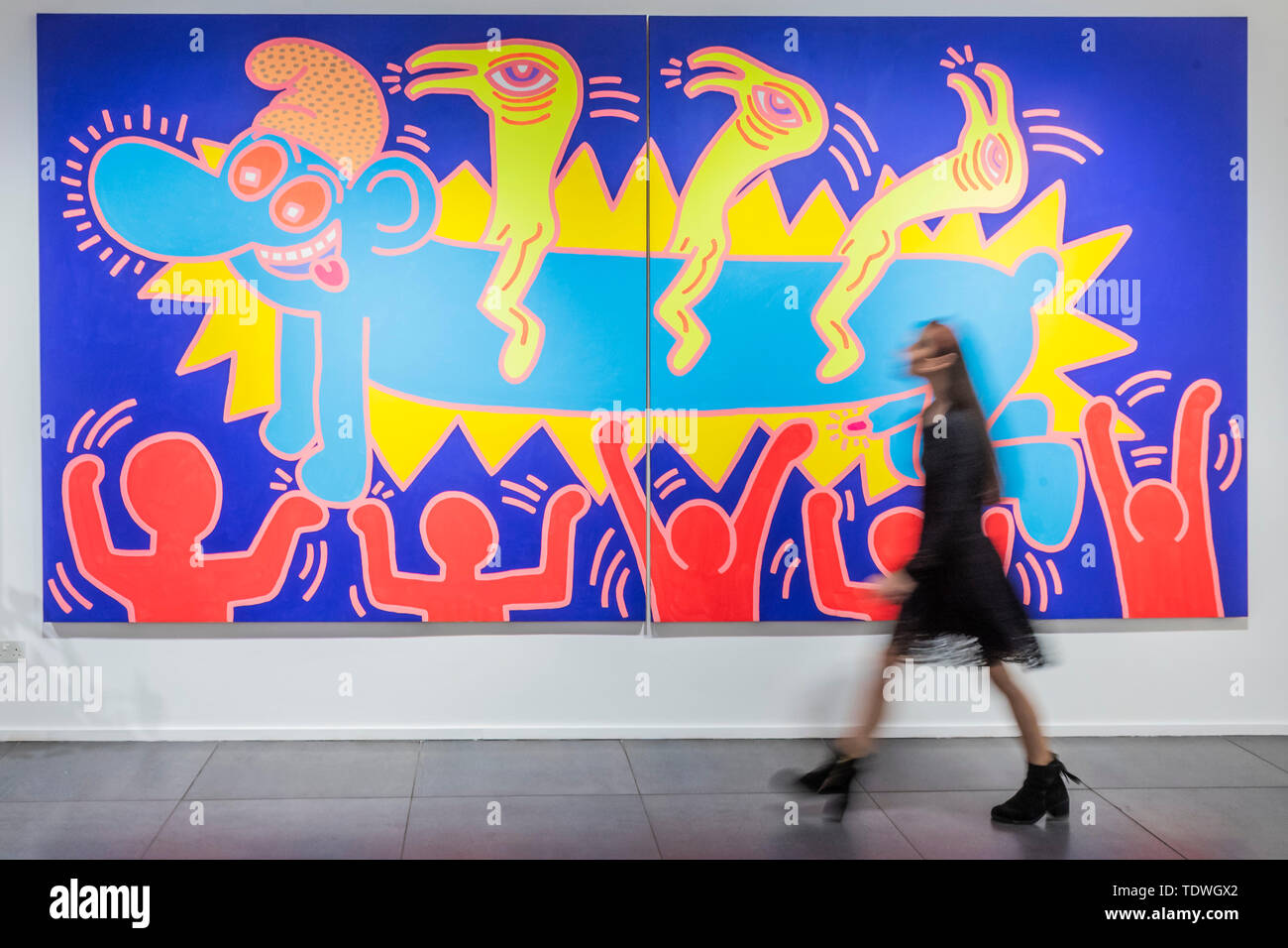 London, Großbritannien. 19. Jun 2019. Keith Haring (1958 - 1990), Untitled, 1984 - Oper Galerie markiert sein 25-jähriges Jubiläum mit einer neuen Ausstellung mit dem Titel American Icons - eine Interpretation der 80er Jahre New York Street Kultur, mit gemischten Medien Werke des 20. Jahrhunderts Künstler wie Keith Haring, Jean-Michel Basquiat, Andy Warhol und Alexander Calder. Die Kunstwerke, die in dieser Ausstellung spiegeln eine Periode, die sahen eine wachsende Drogen Epidemie, die AIDS-Krise, der Kalte Krieg, die weit verbreitete Kapitalismus, Raum rennen neben der hohen Arbeitslosigkeit und steigende Ungleichheit. Credit: Guy Bell/Alamy leben Nachrichten Stockfoto