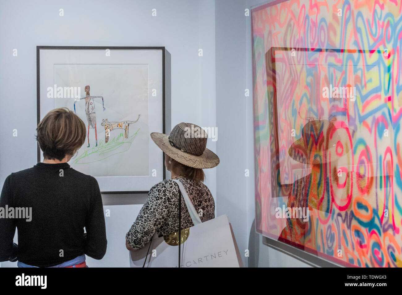 London, Großbritannien. 19. Jun 2019. Jean-Michel Basquiat (1960-1988), Untitled, 1985 - Oper Galerie markiert sein 25-jähriges Jubiläum mit einer neuen Ausstellung mit dem Titel American Icons - eine Interpretation der 80er Jahre New York Street Kultur, mit gemischten Medien Werke des 20. Jahrhunderts Künstler wie Keith Haring, Jean-Michel Basquiat, Andy Warhol und Alexander Calder. Die Kunstwerke, die in dieser Ausstellung spiegeln eine Periode, die sahen eine wachsende Drogen Epidemie, die AIDS-Krise, der Kalte Krieg, die weit verbreitete Kapitalismus, Raum rennen neben der hohen Arbeitslosigkeit und steigende Ungleichheit. Credit: Guy Bell/Alamy leben Nachrichten Stockfoto