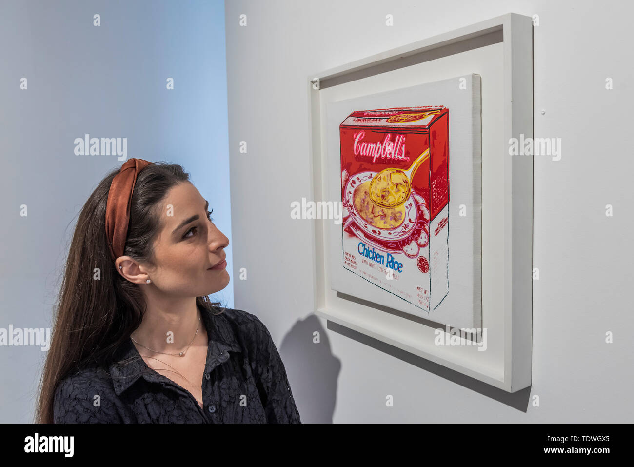 London, Großbritannien. 19. Jun 2019. Andy Warhol, Campbell's Chicken Reissuppe, 1986 - Oper Galerie ihr 25-jähriges Jubiläum mit einer neuen Ausstellung mit dem Titel American Icons - eine Interpretation der 80er Jahre New York Street Kultur, mit gemischten Medien Werke des 20. Jahrhunderts Künstler wie Keith Haring, Jean-Michel Basquiat, Andy Warhol und Alexander Calder. Die Kunstwerke, die in dieser Ausstellung spiegeln eine Periode, die sahen eine wachsende Drogen Epidemie, die AIDS-Krise, der Kalte Krieg, die weit verbreitete Kapitalismus, Raum rennen neben der hohen Arbeitslosigkeit und steigende Ungleichheit. Credit: Guy Bell/Alamy leben Nachrichten Stockfoto