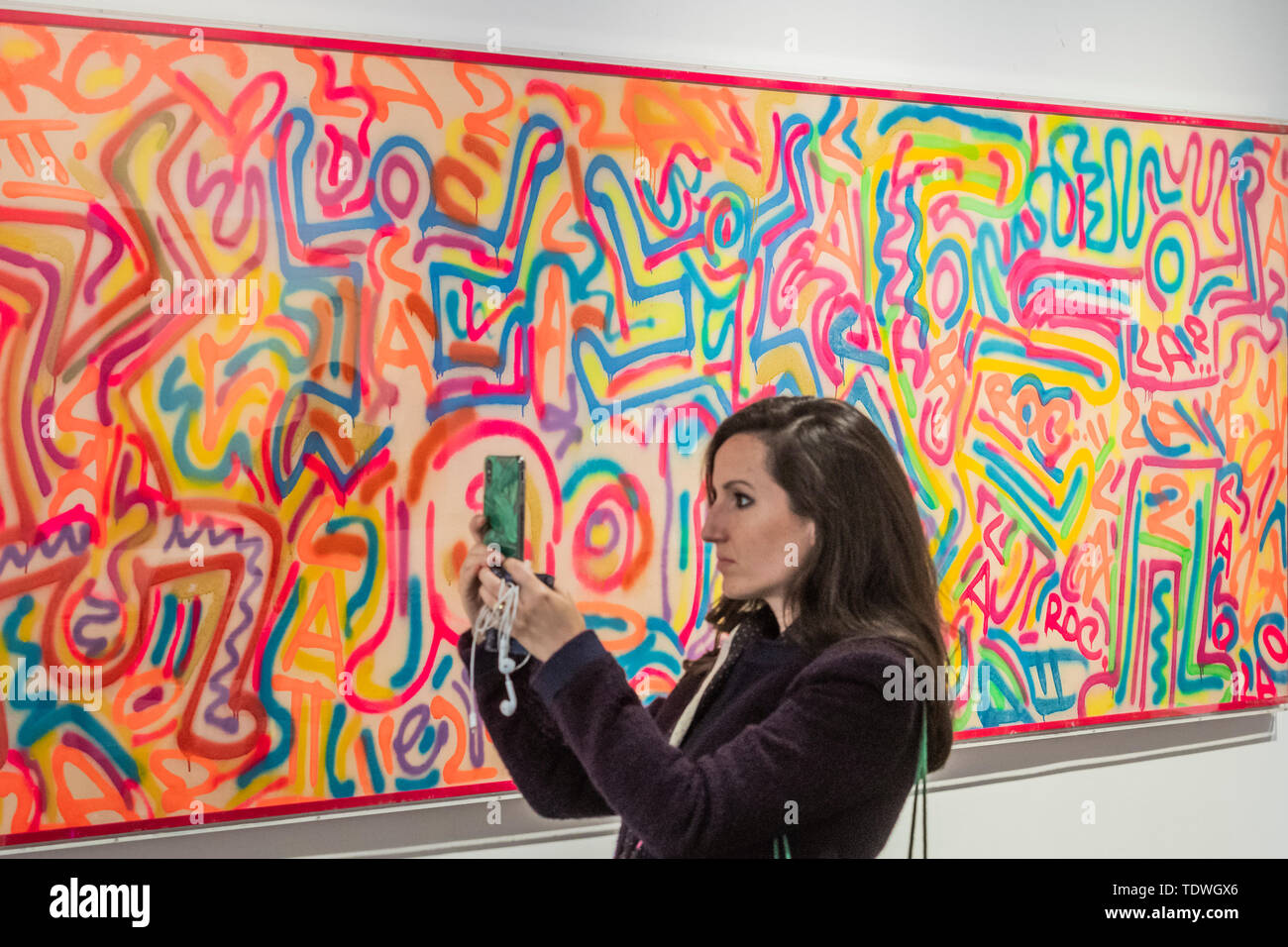 London, Großbritannien. 19. Jun 2019. Keith Haring & LA II, Untitled, 1984 - Oper Galerie markiert sein 25-jähriges Jubiläum mit einer neuen Ausstellung mit dem Titel American Icons - eine Interpretation der 80er Jahre New York Street Kultur, mit gemischten Medien Werke des 20. Jahrhunderts Künstler wie Keith Haring, Jean-Michel Basquiat, Andy Warhol und Alexander Calder. Die Kunstwerke, die in dieser Ausstellung spiegeln eine Periode, die sahen eine wachsende Drogen Epidemie, die AIDS-Krise, der Kalte Krieg, die weit verbreitete Kapitalismus, Raum rennen neben der hohen Arbeitslosigkeit und steigende Ungleichheit. Credit: Guy Bell/Alamy leben Nachrichten Stockfoto