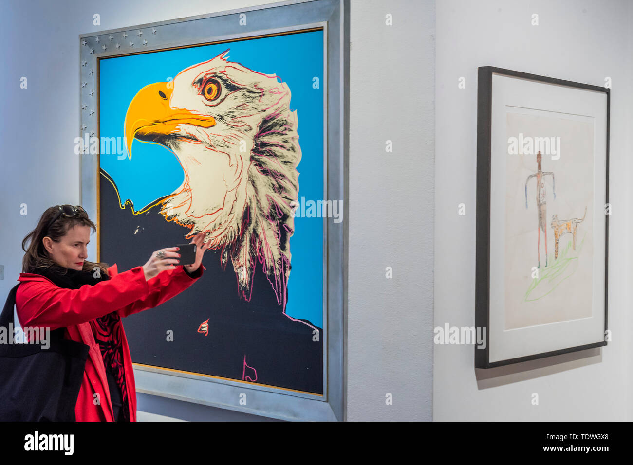 London, Großbritannien. 19. Jun 2019. Andy Warhol, Adler, 1983 - Oper Galerie markiert sein 25-jähriges Jubiläum mit einer neuen Ausstellung mit dem Titel American Icons - eine Interpretation der 80er Jahre New York Street Kultur, mit gemischten Medien Werke des 20. Jahrhunderts Künstler wie Keith Haring, Jean-Michel Basquiat, Andy Warhol und Alexander Calder. Die Kunstwerke, die in dieser Ausstellung spiegeln eine Periode, die sahen eine wachsende Drogen Epidemie, die AIDS-Krise, der Kalte Krieg, die weit verbreitete Kapitalismus, Raum rennen neben der hohen Arbeitslosigkeit und steigende Ungleichheit. Credit: Guy Bell/Alamy leben Nachrichten Stockfoto