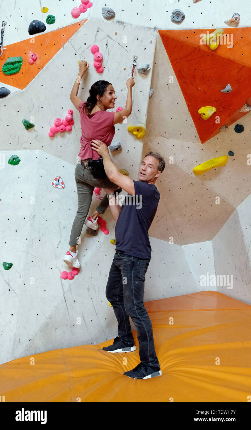 Leipzig, Deutschland. Juni, 2019 18. Die Soko-Leipzig Schauspieler Marco Girnth (r) als kriminalkommissar Jan Maybach und Amy Mußul als Detective superintendent Kim Nowak klettert die Wand einer Kletterhalle auf dem Set. Credit: Sebastian Willnow/dpa-Zentralbild/ZB/dpa/Alamy leben Nachrichten Stockfoto