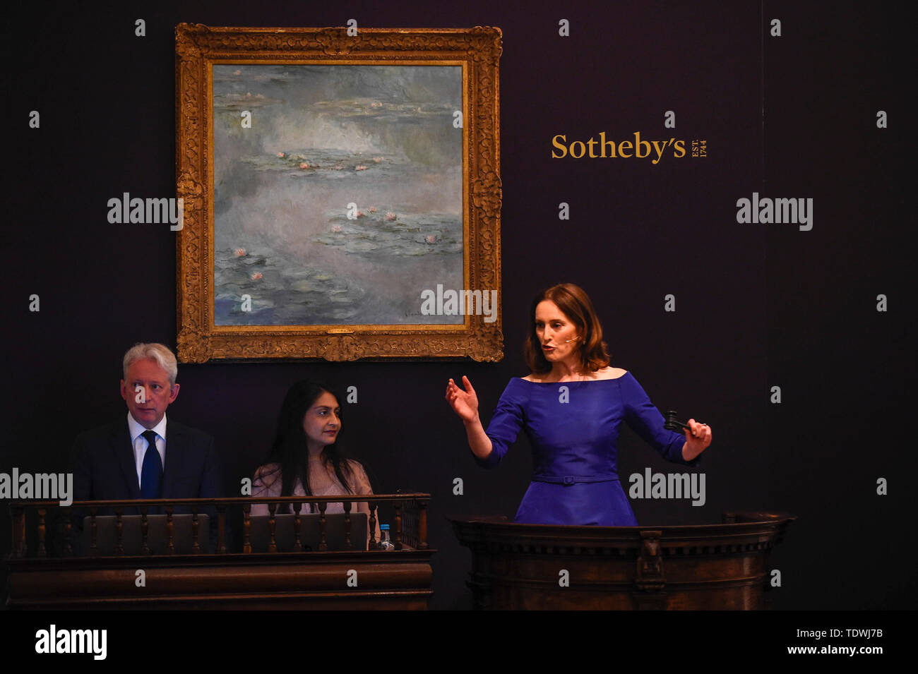 London, Großbritannien. 19. Juni 2019. Versteigerer Helena Newman Felder Angebote für 'Nymphéas'' von Claude Monet, (Est. £ 25.000.000 - 35.000.000), die für einen Hammer Preis von £ 21.000.000 bei Sotheby's Impressionist & Modern Art abend Verkauf in New Bond Street verkauft. Dies ist der erste grosse Abend Verkauf nach Sotheby's zu einer Übernahme durch Medien und Telekommunikation Milliardär Patrick Drahi in einem Abkommen im Wert von $ 3,7 Mrd. £ (2,9 Mrd.) vereinbart. Die großen fünf globalen Auktionshäuser (Sotheby's und Christie's, Bonhams, Phillips und China Guardian Auktionen) wird jetzt privat gehalten werden. Credit: Stephen Chung/Alamy leben Nachrichten Stockfoto