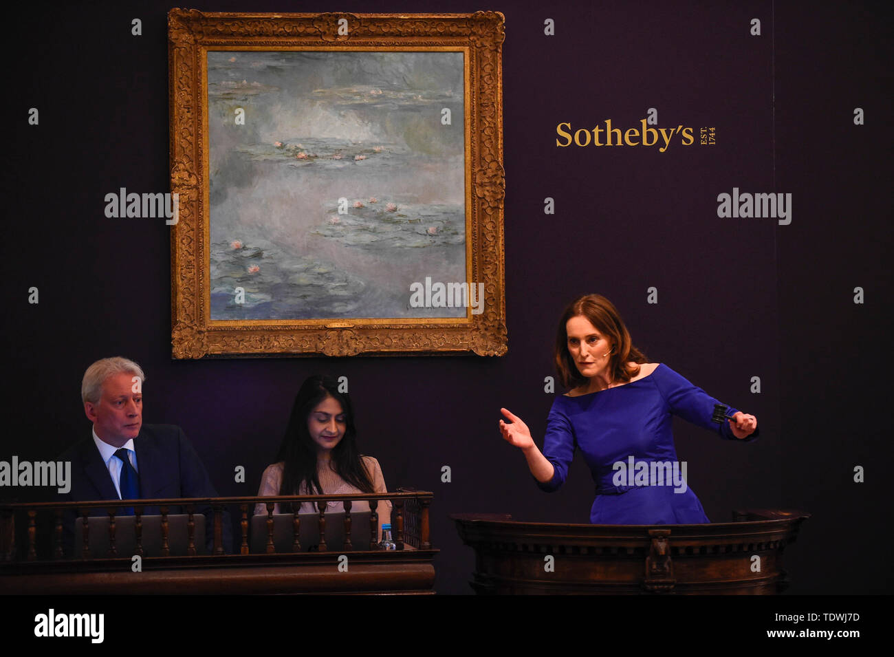 London, Großbritannien. 19. Juni 2019. Versteigerer Helena Newman Felder Angebote für 'Nymphéas'' von Claude Monet, (Est. £ 25.000.000 - 35.000.000), die für einen Hammer Preis von £ 21.000.000 bei Sotheby's Impressionist & Modern Art abend Verkauf in New Bond Street verkauft. Dies ist der erste grosse Abend Verkauf nach Sotheby's zu einer Übernahme durch Medien und Telekommunikation Milliardär Patrick Drahi in einem Abkommen im Wert von $ 3,7 Mrd. £ (2,9 Mrd.) vereinbart. Die großen fünf globalen Auktionshäuser (Sotheby's und Christie's, Bonhams, Phillips und China Guardian Auktionen) wird jetzt privat gehalten werden. Credit: Stephen Chung/Alamy leben Nachrichten Stockfoto