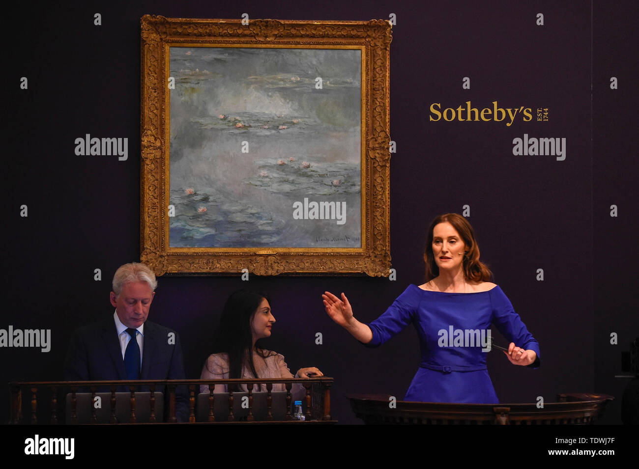 London, Großbritannien. 19. Juni 2019. Versteigerer Helena Newman Felder Angebote für 'Nymphéas'' von Claude Monet, (Est. £ 25.000.000 - 35.000.000), die für einen Hammer Preis von £ 21.000.000 bei Sotheby's Impressionist & Modern Art abend Verkauf in New Bond Street verkauft. Dies ist der erste grosse Abend Verkauf nach Sotheby's zu einer Übernahme durch Medien und Telekommunikation Milliardär Patrick Drahi in einem Abkommen im Wert von $ 3,7 Mrd. £ (2,9 Mrd.) vereinbart. Die großen fünf globalen Auktionshäuser (Sotheby's und Christie's, Bonhams, Phillips und China Guardian Auktionen) wird jetzt privat gehalten werden. Credit: Stephen Chung/Alamy leben Nachrichten Stockfoto
