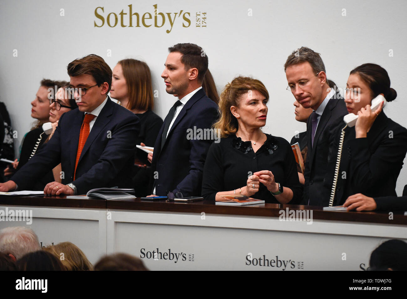 London, Großbritannien. 19. Juni 2019. Vertriebsmitarbeiter stellen Angebote im Auftrag von Telefon Kunden bei Sotheby's Impressionist & Modern Art abend Verkauf in New Bond Street. Dies ist der erste grosse Abend Verkauf nach Sotheby's zu einer Übernahme durch Medien und Telekommunikation Milliardär Patrick Drahi in einem Abkommen im Wert von $ 3,7 Mrd. £ (2,9 Mrd.) vereinbart. Die großen fünf globalen Auktionshäuser (Sotheby's und Christie's, Bonhams, Phillips und China Guardian Auktionen) wird jetzt privat gehalten werden. Credit: Stephen Chung/Alamy leben Nachrichten Stockfoto