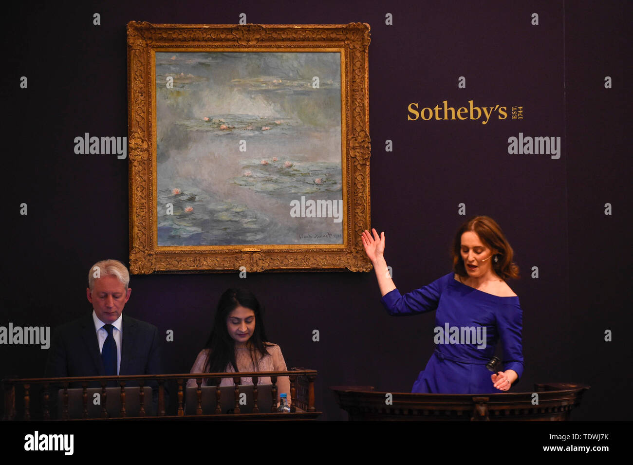London, Großbritannien. 19. Juni 2019. Versteigerer Helena Newman Felder Angebote für 'Nymphéas'' von Claude Monet, (Est. £ 25.000.000 - 35.000.000), die für einen Hammer Preis von £ 21.000.000 bei Sotheby's Impressionist & Modern Art abend Verkauf in New Bond Street verkauft. Dies ist der erste grosse Abend Verkauf nach Sotheby's zu einer Übernahme durch Medien und Telekommunikation Milliardär Patrick Drahi in einem Abkommen im Wert von $ 3,7 Mrd. £ (2,9 Mrd.) vereinbart. Die großen fünf globalen Auktionshäuser (Sotheby's und Christie's, Bonhams, Phillips und China Guardian Auktionen) wird jetzt privat gehalten werden. Credit: Stephen Chung/Alamy leben Nachrichten Stockfoto