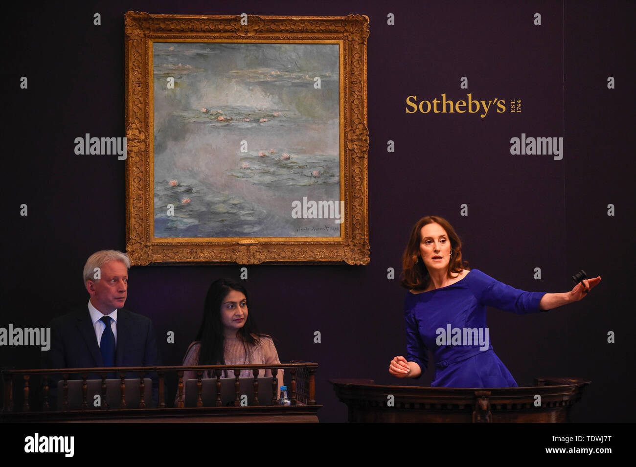 London, Großbritannien. 19. Juni 2019. Versteigerer Helena Newman Felder Angebote für 'Nymphéas'' von Claude Monet, (Est. £ 25.000.000 - 35.000.000), die für einen Hammer Preis von £ 21.000.000 bei Sotheby's Impressionist & Modern Art abend Verkauf in New Bond Street verkauft. Dies ist der erste grosse Abend Verkauf nach Sotheby's zu einer Übernahme durch Medien und Telekommunikation Milliardär Patrick Drahi in einem Abkommen im Wert von $ 3,7 Mrd. £ (2,9 Mrd.) vereinbart. Die großen fünf globalen Auktionshäuser (Sotheby's und Christie's, Bonhams, Phillips und China Guardian Auktionen) wird jetzt privat gehalten werden. Credit: Stephen Chung/Alamy leben Nachrichten Stockfoto