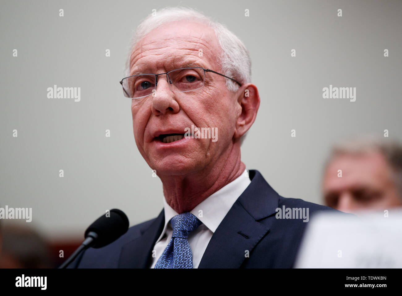 Washington, USA. Juni, 2019 19. Pensionierter Flugkapitän Chesley Sullenberger bezeugt, die während der Anhörung auf 'Status der Boeing 737 MAX: Stakeholder Perspektiven" auf dem Capitol Hill in Washington, DC, USA, am 19. Juni 2019. Credit: Ting Shen/Xinhua/Alamy leben Nachrichten Stockfoto