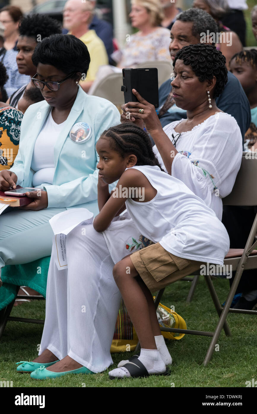 Charleston, USA. Juni, 2019 19. Verwandten der Emanuel 9, in einer Masse auf den historischen Mutter Emanuel Afrikanische Methodistisch-Bischöfliche Kirche getötet, während das Beten für Amerika service Kennzeichnung der 4. Jahrestag der Massenerschießungen Juni 19, 2019 in Charleston, South Carolina. Neun Mitglieder der historisch schwarzen Gemeinde wurden während der bibelarbeit durch ein weißes supremacist am 17. Juni 2015 geschossen. Credit: Planetpix/Alamy leben Nachrichten Stockfoto