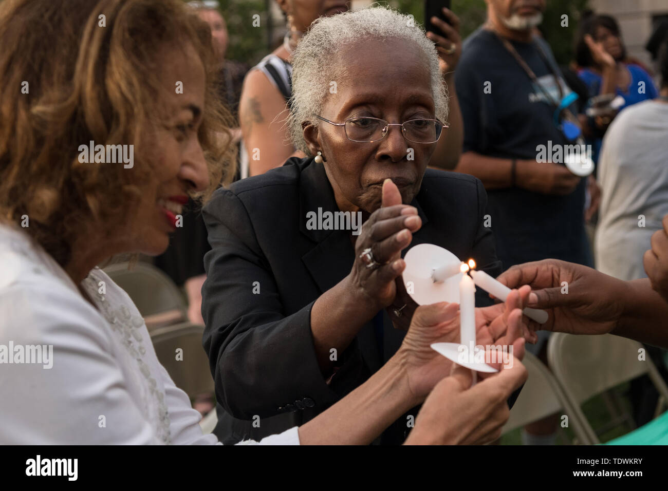 Charleston, USA. Juni, 2019 19. Angehörige und Freunde der Emanuel 9, in einer Masse auf den historischen Mutter Emanuel Afrikanische Methodistisch-Bischöfliche Kirche getötet, Kerzen während der Betet für Amerika service Kennzeichnung der 4. Jahrestag der Massenerschießungen Juni 19, 2019 in Charleston, South Carolina. Neun Mitglieder der historisch schwarzen Gemeinde wurden während der bibelarbeit durch ein weißes supremacist am 17. Juni 2015 geschossen. Credit: Planetpix/Alamy leben Nachrichten Stockfoto