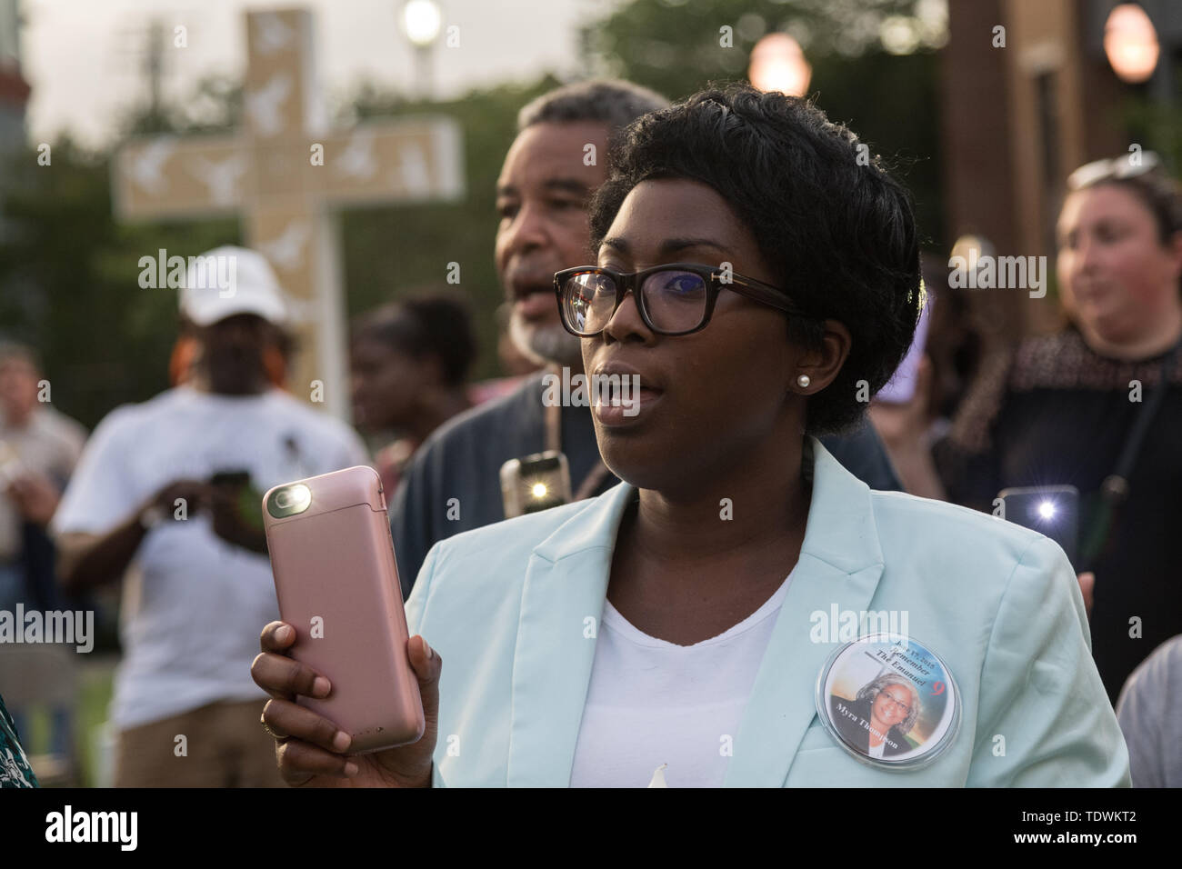 Charleston, USA. Juni, 2019 19. Denise Quarles, Tochter von Myra Thompson getötet in einer Masse auf den historischen Mutter Emanuel African Methodist Episcopal Church, hält eine Taschenlampe während einer Mahnwache Kennzeichnung der 4. Jahrestag der Massenerschießungen Juni 19, 2019 in Charleston, South Carolina. Neun Mitglieder der historisch schwarzen Gemeinde wurden während der bibelarbeit durch ein weißes supremacist am 17. Juni 2015 geschossen. Credit: Planetpix/Alamy leben Nachrichten Stockfoto