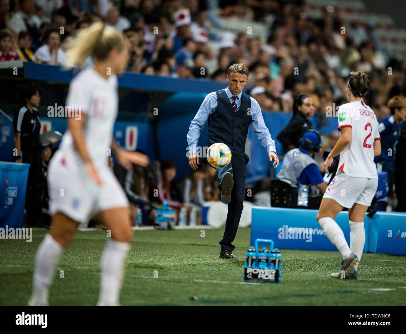 Schön. Juni, 2019 19. Head Coach Philip Neville (C) von England den Ball während der Gruppe D Match zwischen Japan und England nimmt im 2019 die FIFA Frauen-WM in Nizza, Frankreich, die am 19. Juni 2019. Credit: Xiao Yijiu/Xinhua/Alamy leben Nachrichten Stockfoto