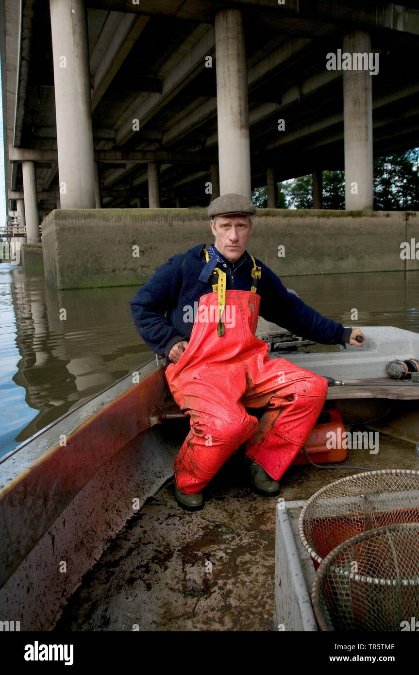 Fischer in seinem Boot unter der Autobahn A7 Brücke, Deutschland, Hamburg Stockfoto