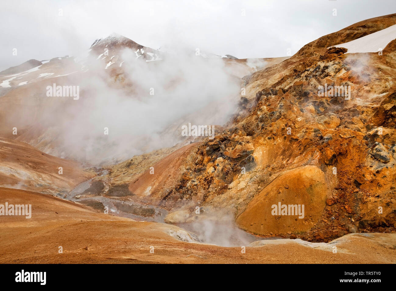 Hveradalir geothermale Region mit Rhyolith Berge, Creek und Schneefelder, Island, Kerlingarfjoell Stockfoto