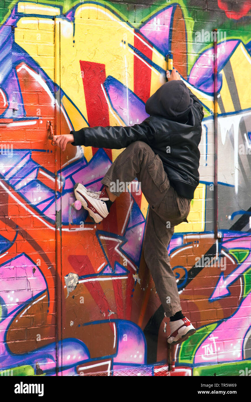 Junge Klettern an einer Kletterwand, Deutschland, Hamburg Stockfoto