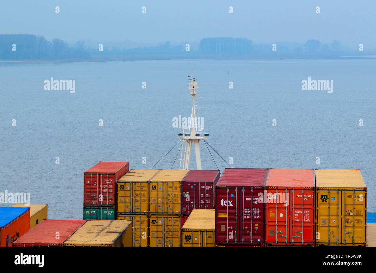 Blick von der Brücke der Containerschiff an die Schiffsladungen und Elbe, Deutschland, Hamburg Stockfoto