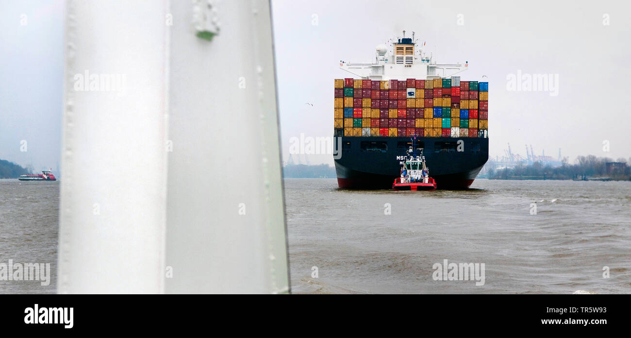 Containerschiff MSC Paris mit Schlepper auf Elbe, Deutschland, Hamburg Stockfoto