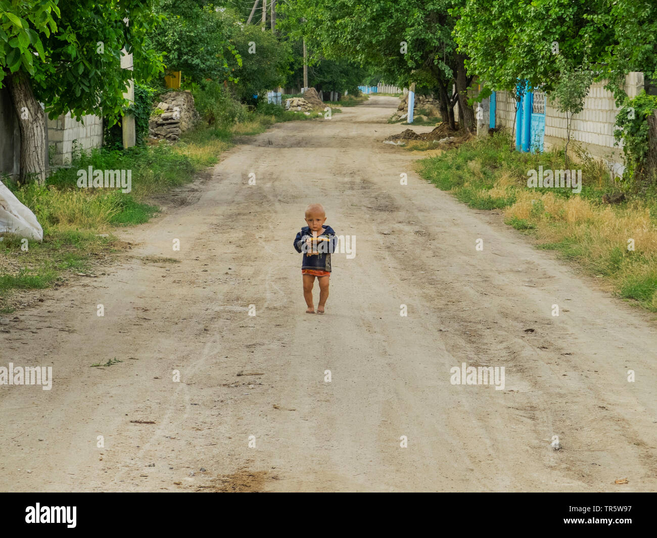Ein kleines Kind auf ein Dorf Straße, Moldau, Puchachen Stockfoto