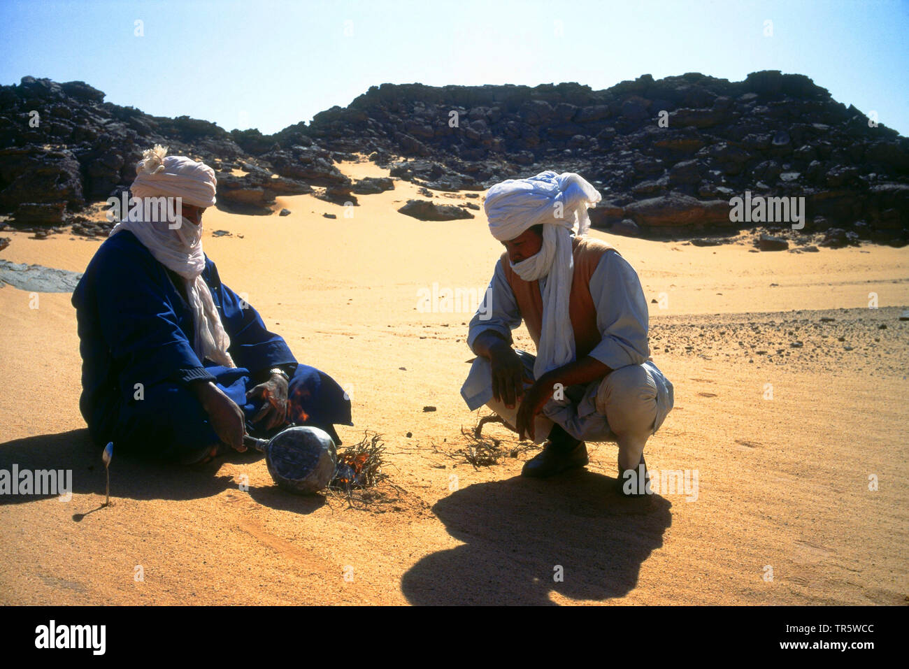 Zwei Tuareg in der Sahara in Brand, Libyen Stockfoto