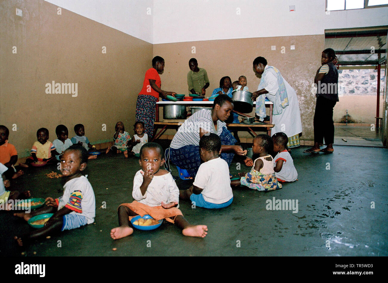 Waisen Erhalten der Nahrung in einer Schule, Don Bosco Projekt, die Republik Kongo, Kivu, Virunga National Park, Goma Stockfoto