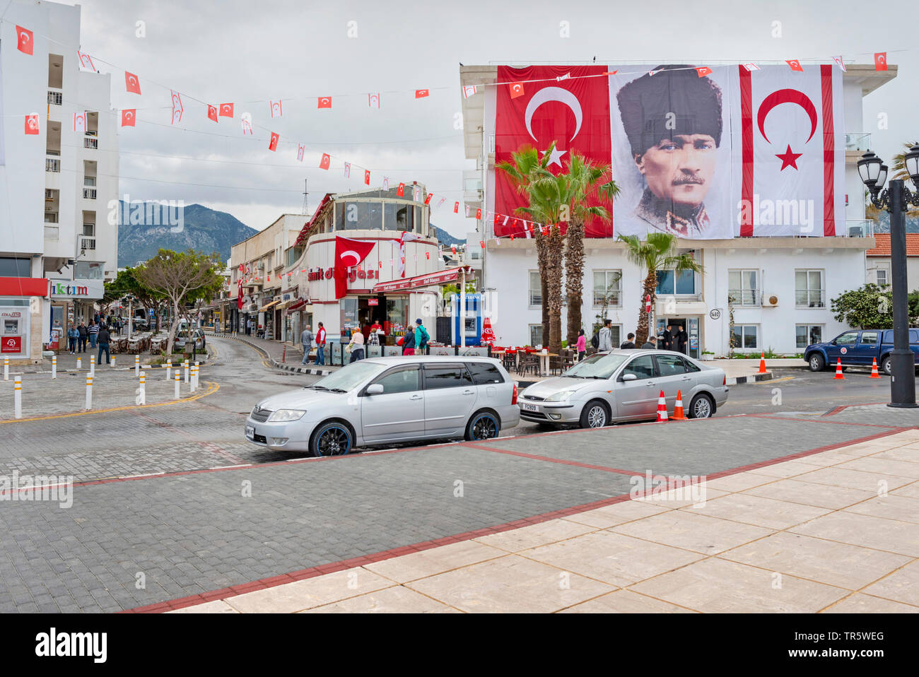 Porträt von Mustafa Kemal Atatuerk auf der türkischen Flagge, Zypern, Nordzypern, Girne Stockfoto