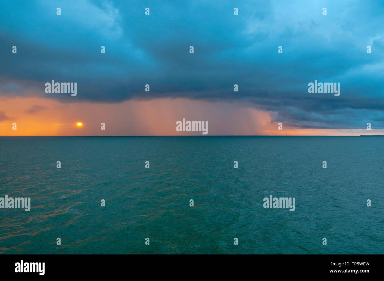 Regen cloids auf die Ostsee bei Sonnenuntergang, Deutschland, Schleswig-Holstein Stockfoto