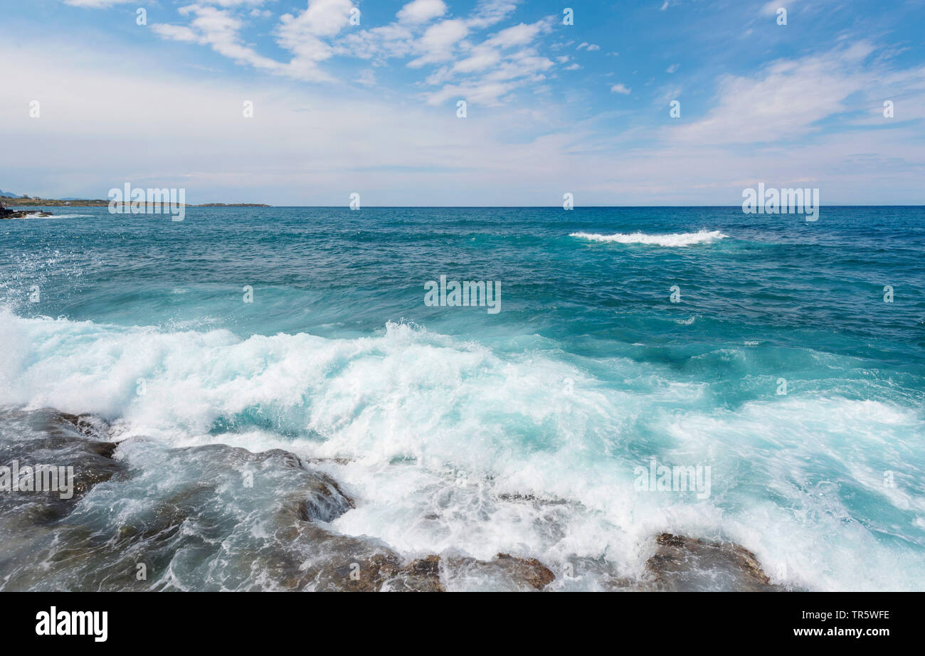 Brechende Wellen an der Küste von Nord Zypern, Zypern Stockfoto