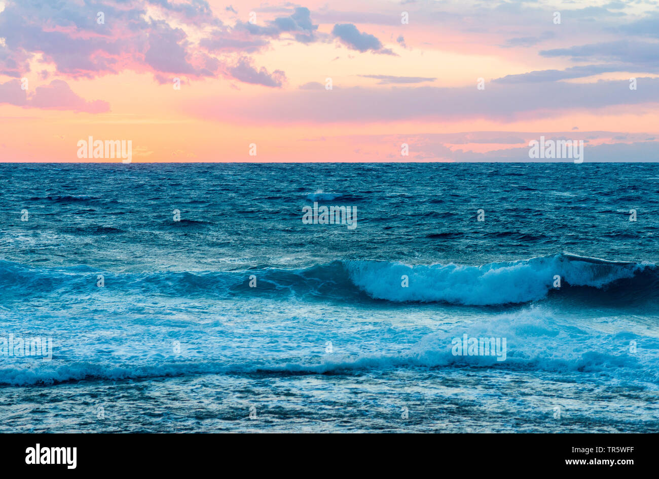 Brechende Wellen an der Küste von Nord Zypern bei Sonnenuntergang, Zypern Stockfoto