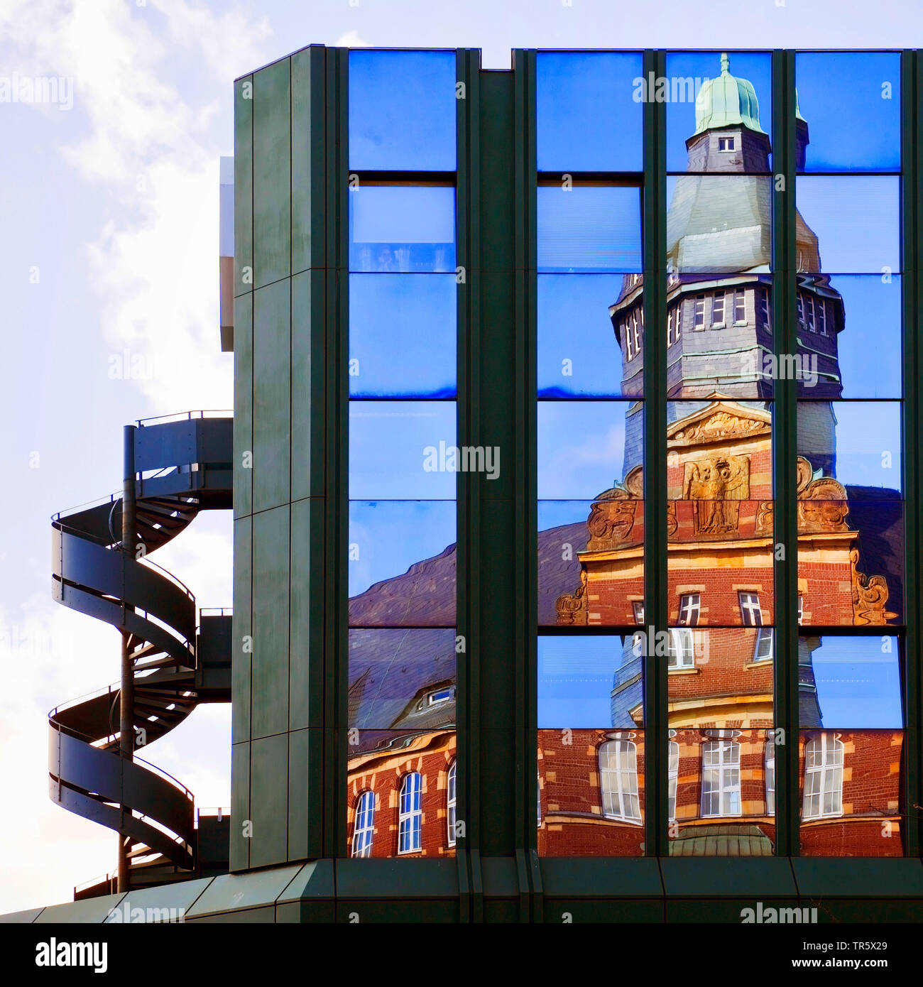 Alte Post in der Fassade des Citycenter widerspiegelt, Deutschland, Nordrhein-Westfalen, Ruhrgebiet, Gelsenkirchen Stockfoto