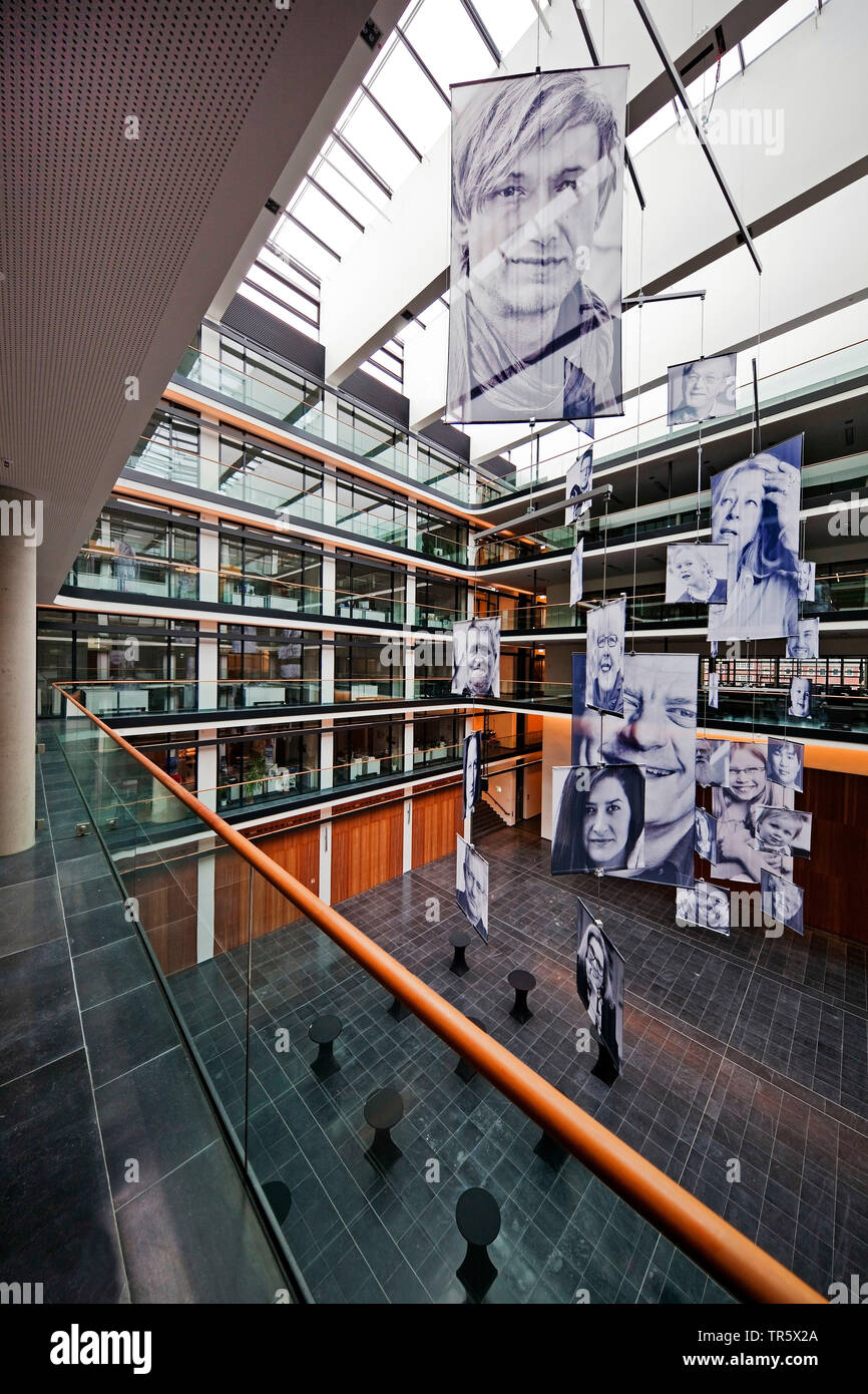 Hans-Sachs-Haus, innen Offenes Forum mit Mobilen, Deutschland, Nordrhein-Westfalen, Ruhrgebiet, Gelsenkirchen Stockfoto