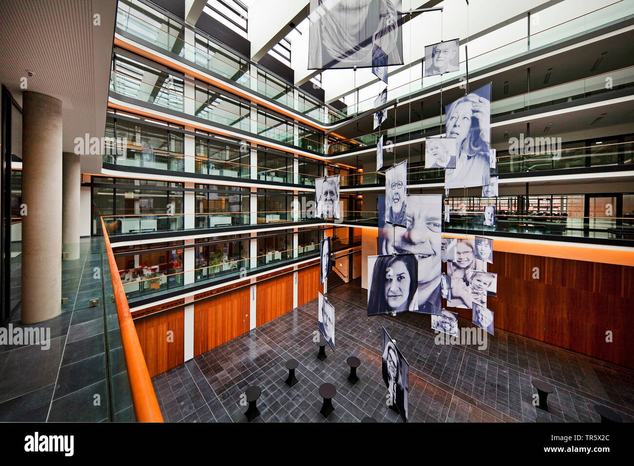 Hans-Sachs-Haus, innen Offenes Forum mit Mobilen, Deutschland, Nordrhein-Westfalen, Ruhrgebiet, Gelsenkirchen Stockfoto