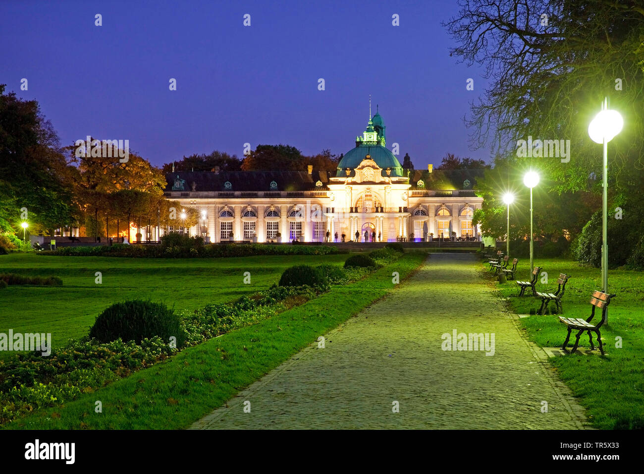 Kaiserpalais im Kurpark an der blauen Stunde beleuchtet, Deutschland, Nordrhein-Westfalen, Ostwestfalen, Bad Oeynhausen. Stockfoto